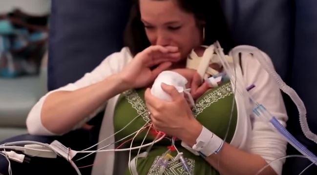 Nasce con quattro mesi di anticipo, l’abbraccio con la madre è commovente