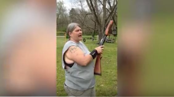 I figli sono sempre collegati ai social, mamma esasperata spara ai telefonini