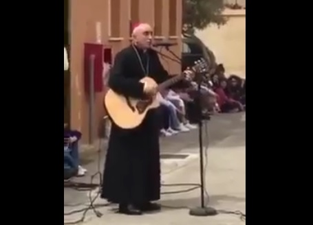 Il vescovo di Noto imbraccia la chitarra e canta “Amen”