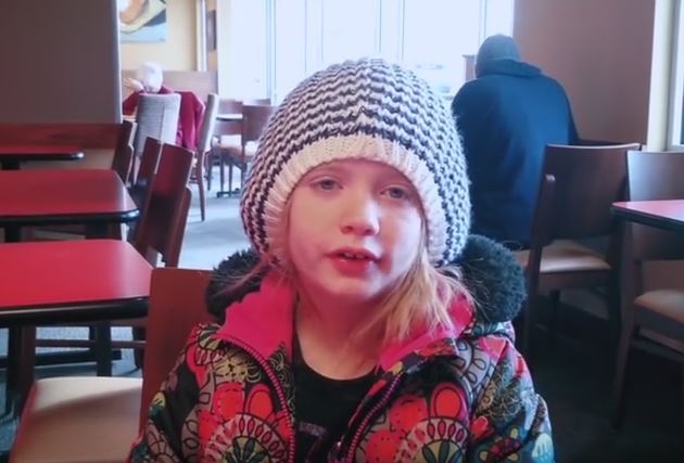 “Vai a giocare con le bambole”, la piccola reporter insultata dopo lo scoop