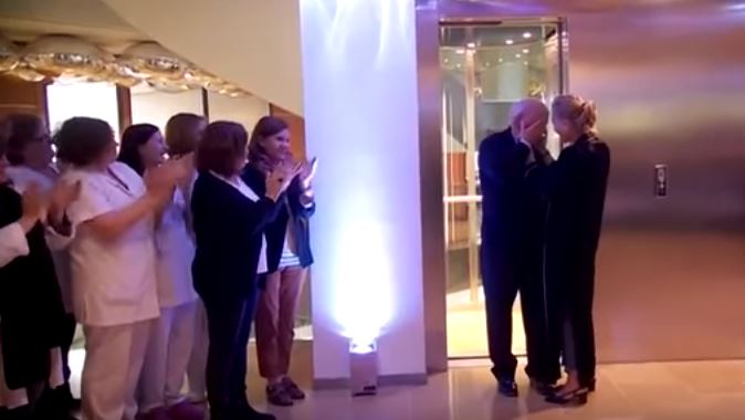 Festa a sorpresa per i suoi 80 anni…e il patron di Zara si commuove – Video