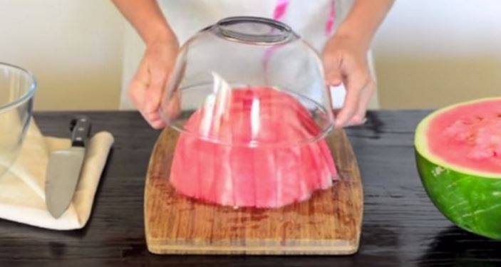Ecco un trucco geniale per tagliare e servire un cocomero – Video