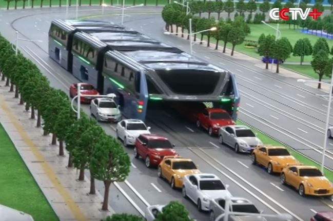 Un bus che passa sopra le auto: la soluzione antitraffico “made in China”