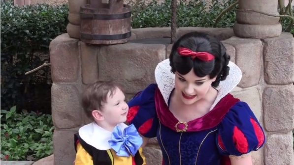 Bimbo autistico s’innamora di Biancaneve, il video commuove il web