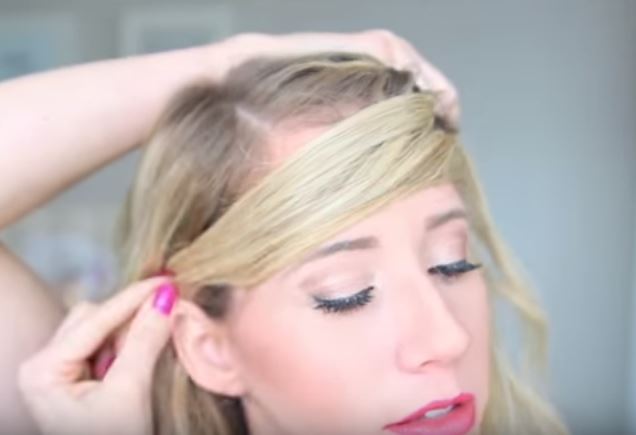 Toglie alcune ciocche dalla treccia, quando le reinserisce crea qualcosa di magico