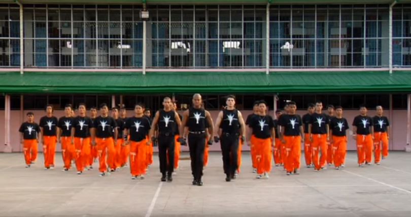 Un gruppo di carcerati si dispone in fila, quello che accade dopo è incredibile
