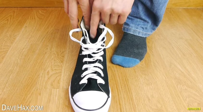 Il tutorial che spiega come allacciarsi le scarpe in poco più di un secondo