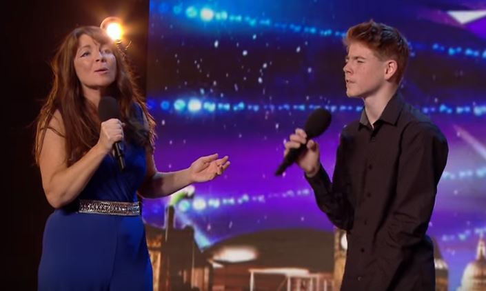 Mamma e figlio salgono sul palco: lo studio rimane in estasi