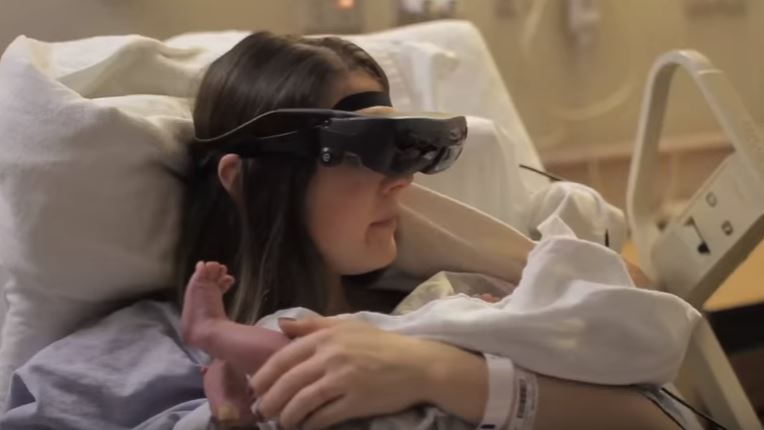 Mamma cieca riesce a vedere il figlio appena nato – Video