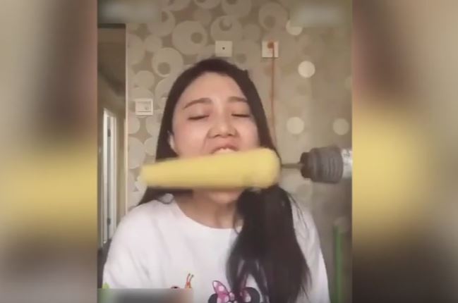 Mangia una pannocchia legata ad un trapano, ma qualcosa va storto