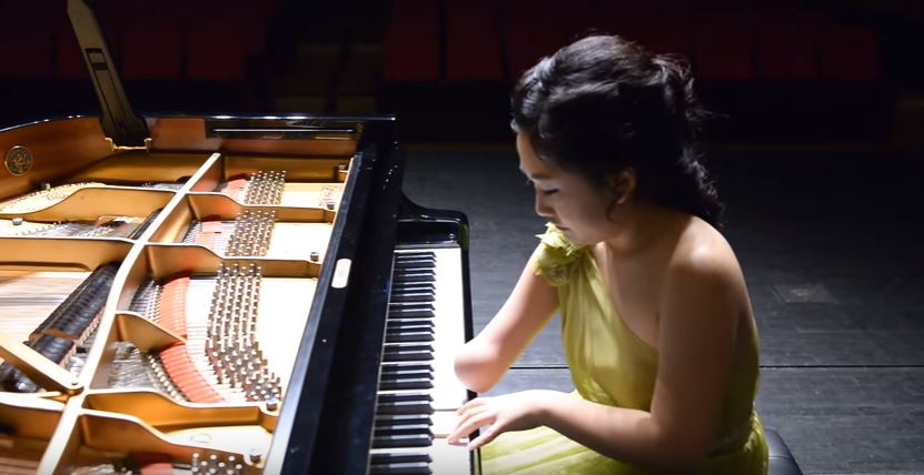 Ha una sola mano ma il modo in cui suona il piano vi emozionerà