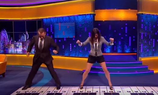 Tom Hanks suona un pianoforte gigante, guardate un po’ chi lo aiuta