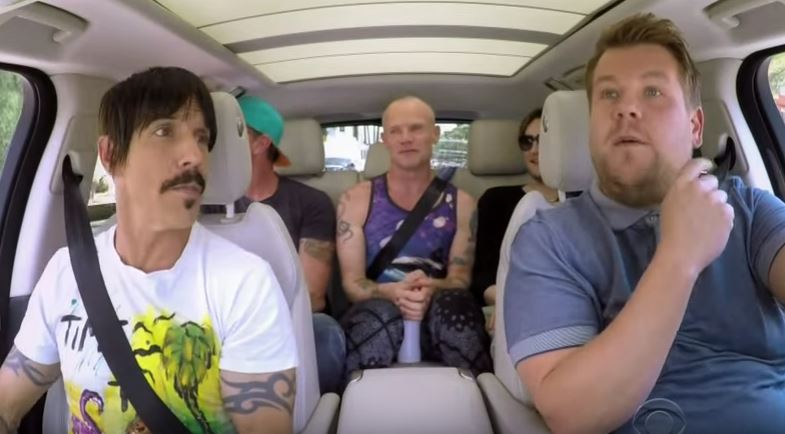 I Red Hot Chili Peppers si spogliano per il karaoke in auto