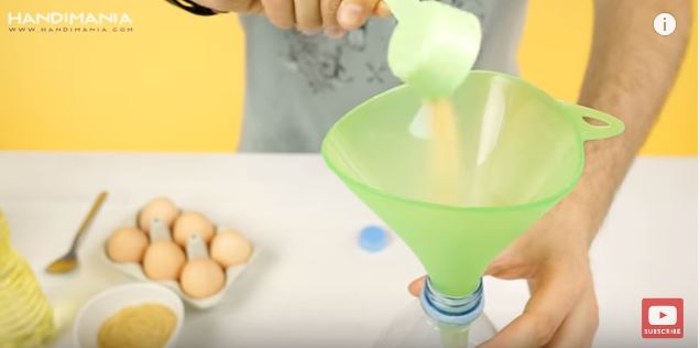 Come preparare le crêpes usando una semplice bottiglia di plastica
