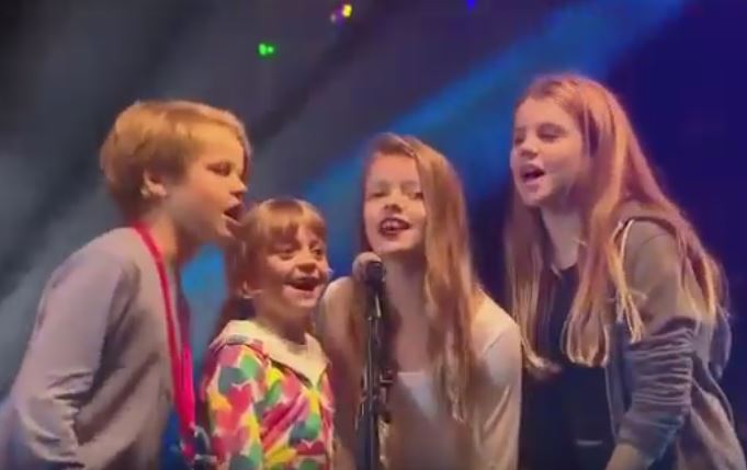 Coldplay, Chris Martin canta con i figli sul palco di Glastonbury