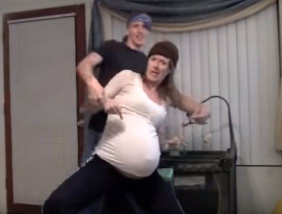 I gemelli non vogliono nascere e la futura mamma si scatena sulle note di una celebre hit