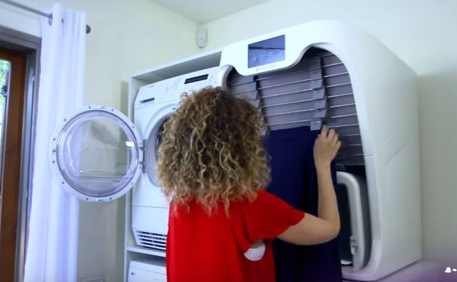 Ecco la macchina che asciuga, piega e stira il bucato in un minuto – Video