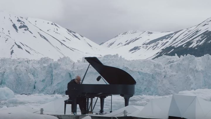 Ludovico Einaudi suona per Greenpeace fra i ghiacci dell’Artico – Video