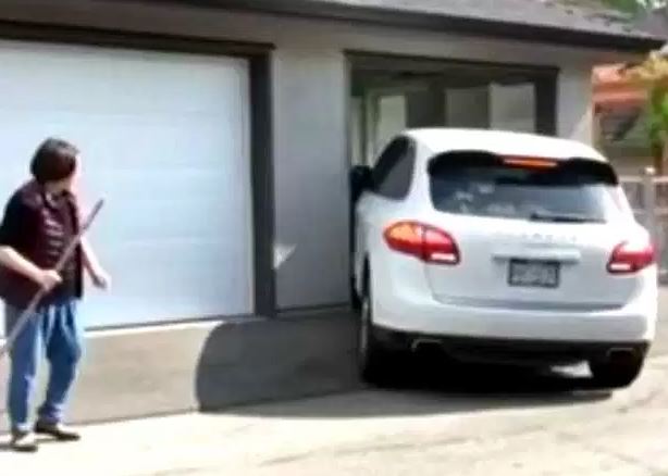 Come distruggere un Suv da 70mila euro, il video del peggior parcheggio di sempre