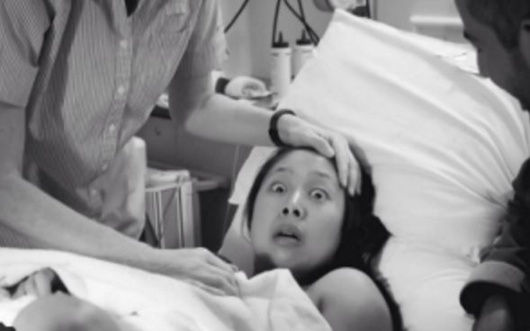 Sorpresa choc in sala parto, la foto della mamma diventa virale