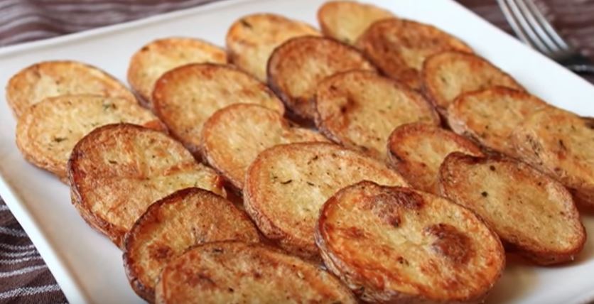 Scopri come realizzare queste patate al forno, la ricetta è da leccarsi i baffi
