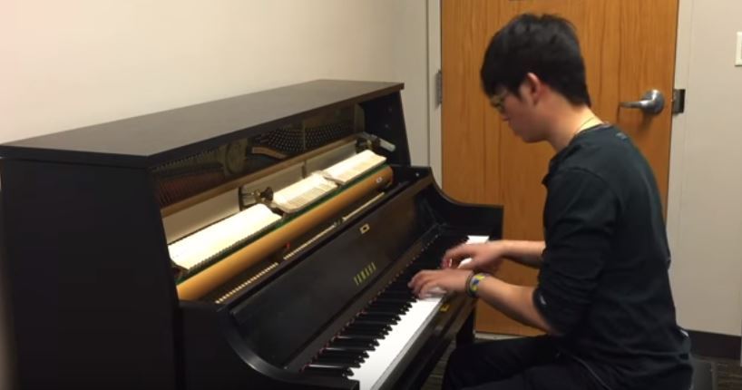 Riproduce al piano le suonerie dei cellulari, il medley è virale