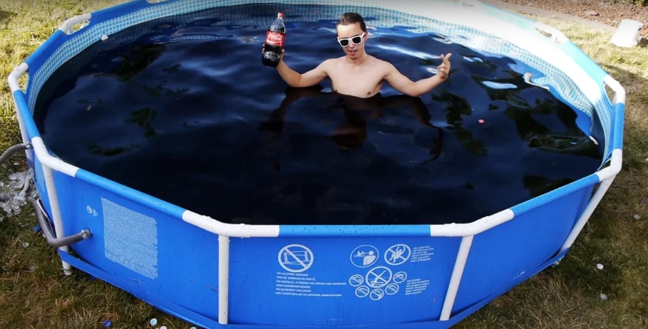 Riempie la piscina con 6000 litri di coca cola, aggiunge le Mentos e si tuffa