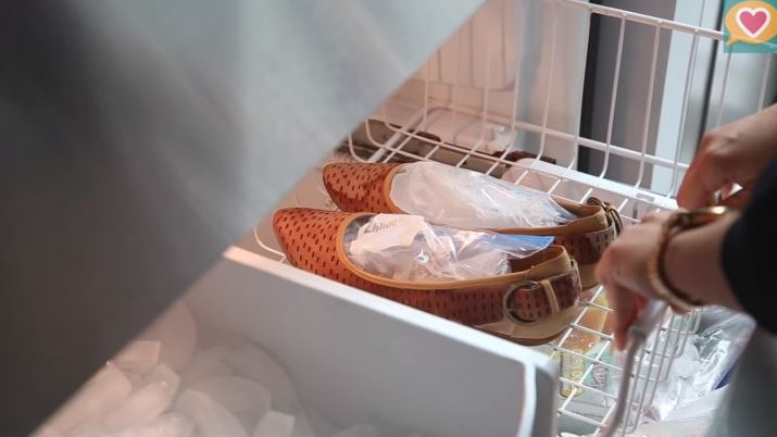 Come allargare le scarpe strette con l’acqua – Video