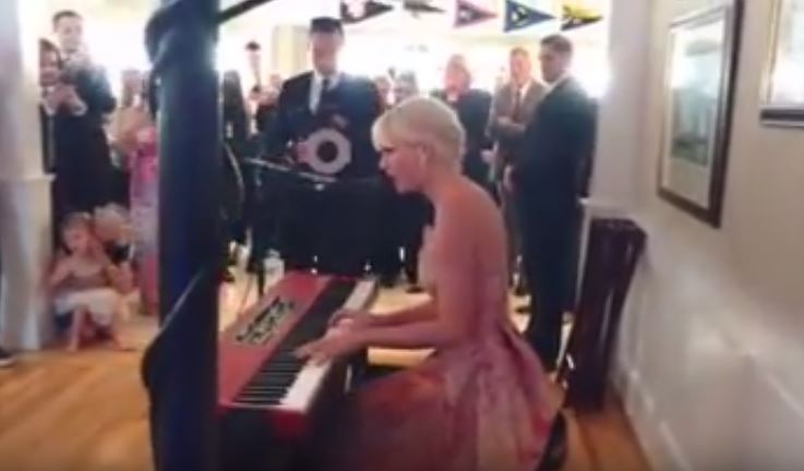 Sorpresa ad una coppia di fan: Taylor Swift canta al ricevimento nuziale