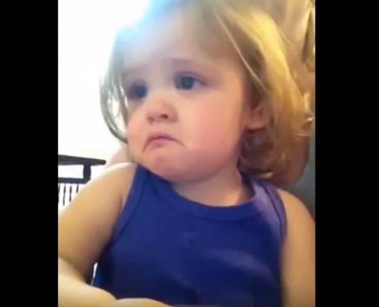 Bimba ascolta la voce della mamma morta, il video è struggente