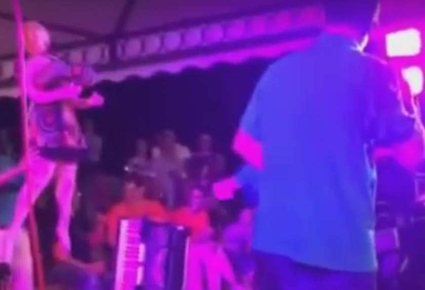 Salvini sul palco con una bambola gonfiabile: “C’è una sosia della Boldrini”