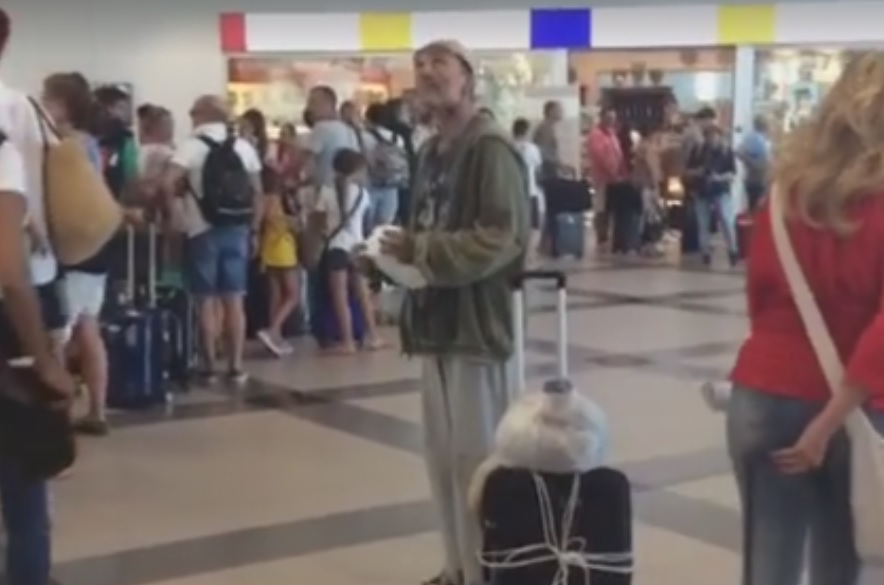 Un clochard si aggira all’aeroporto di Palermo, quello che accade dopo è incredibile