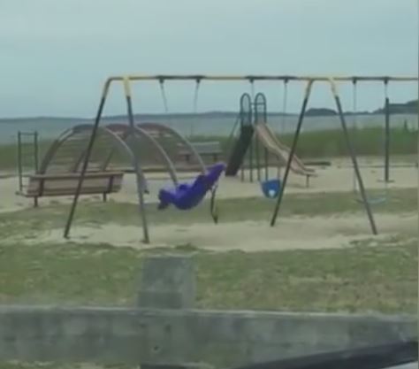 C’è un fantasma sull’altalena? Il video diventa virale