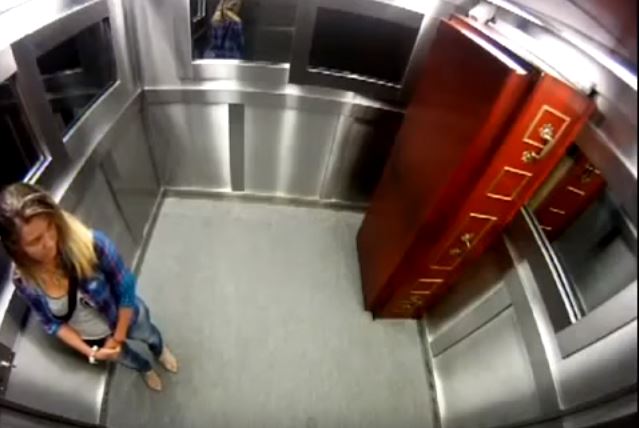 In ascensore col morto: quando lo scherzo è macabro – Video