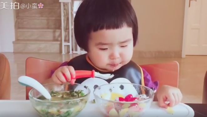 Programmata per mangiare, bimba cinese diventa una star di Youtube