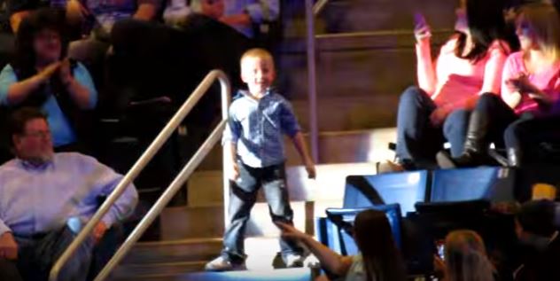 Il bambino balla sugli spalti, la reazione dello stadio è strepitosa