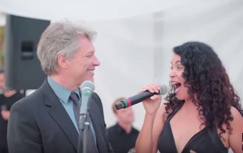 Jon Bon Jovi, sorpresa agli sposi: canta “Livin’ on a prayer” al ricevimento