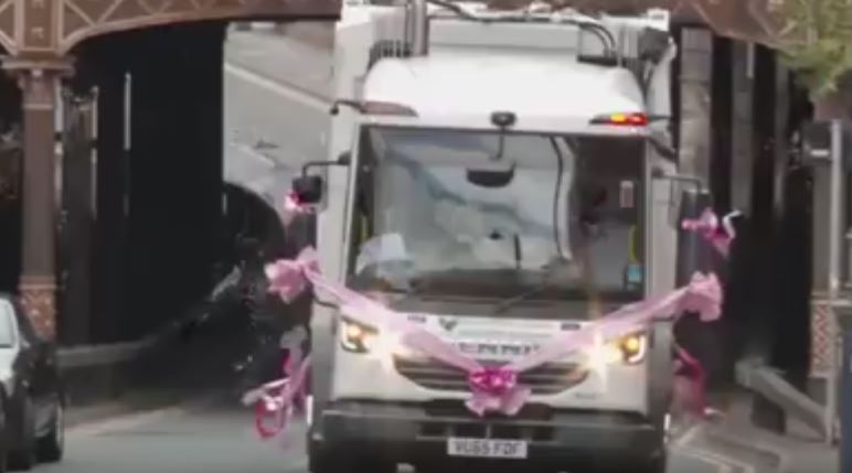 Sposa sorprende il marito netturbino arrivando con il camion della nettezza urbana