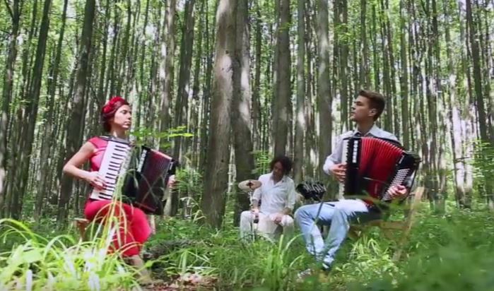 La bizzarra cover di “Hymn for the weekend” che piace anche ai Coldplay