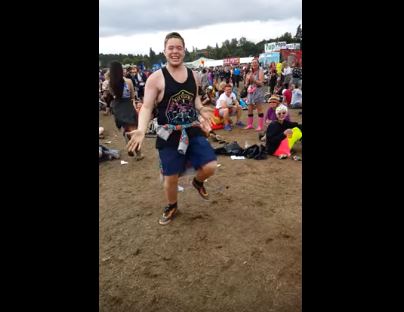 Un ragazzo inizia a ballare tra la folla, la sua performance è irresistibile