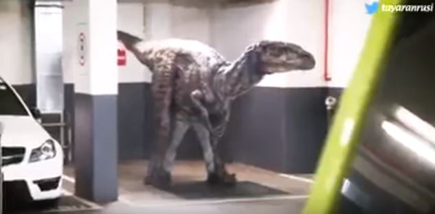 Dinosauro nel parcheggio “attacca” la gente, il video choc