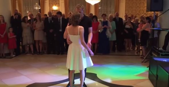 Gli sposi raggiungono il centro della pista, quello che accade dopo è emozionante