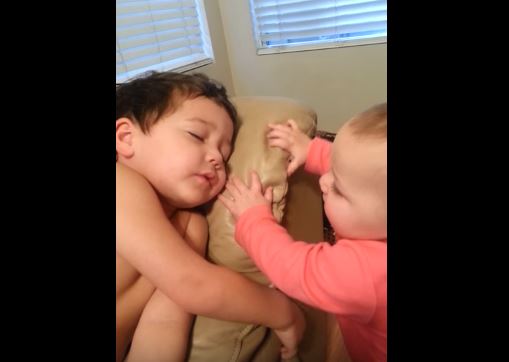 Vuole svegliare il fratellino ad ogni costo, ecco il video più tenero del web