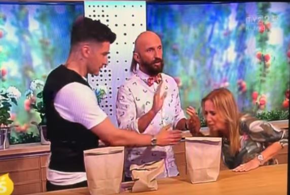 Trucco di magia in tv finisce male, la conduttrice in ospedale