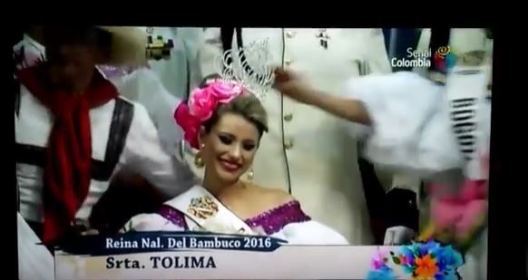 Seconda classificata strappa la corona alla Miss vincitrice – Video
