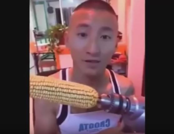 Mangia una pannocchia legata ad un trapano, ma qualcosa va storto