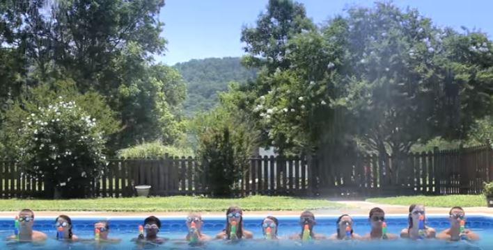 Ragazzi si immergono in piscina, quello che fanno è incredibile