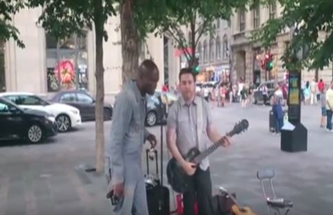 Mentre suona in strada “Stand by me” si avvicina un cantante famoso…
