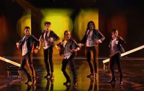 Un gruppo di ballerini sale sul palco ed accende il talent show