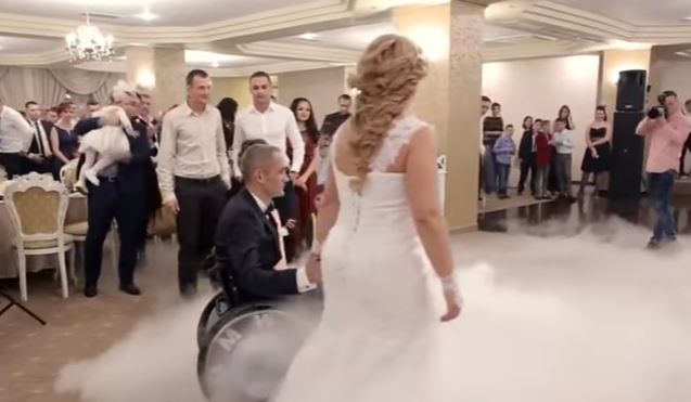 Lo sposo è costretto sulla sedia a rotelle, il ballo con la moglie è emozionante